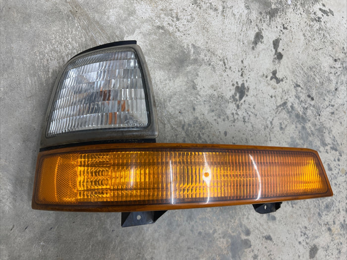1998-00 Ford Ranger Rt Marker Light & Directional OEM Fomoco - actual used OEM auto part, photo 1